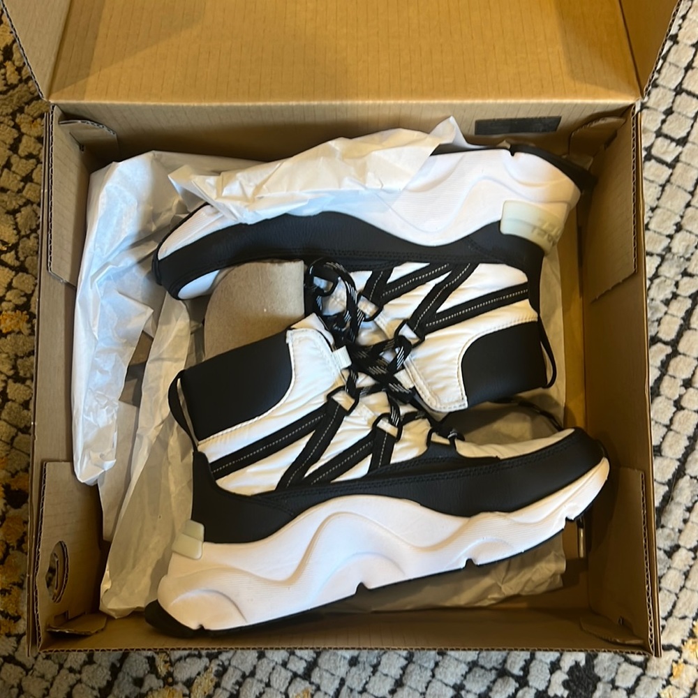 Sorel Kinetic RNEGD Sport WP size 8 never worn